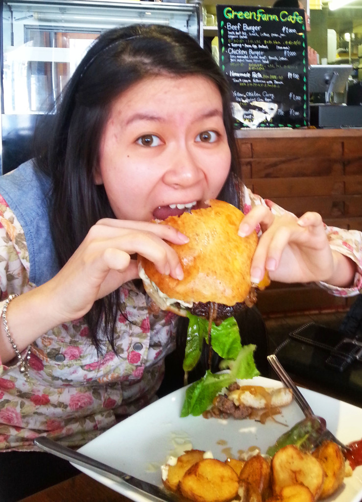 Wiwi chomps into a juicy beef burger