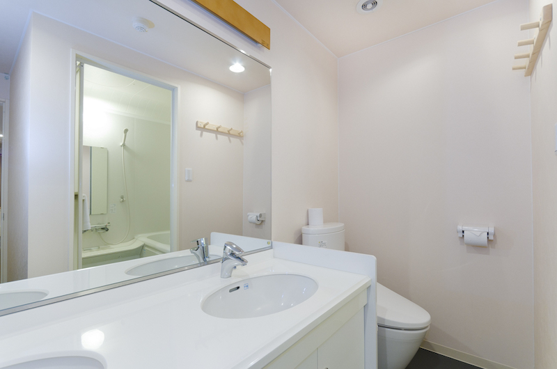 Gondola Chalets Five Bedroom Apartment Bathroom | Upper Hirafu