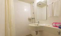 M Lodge Bathroom with Mirror | Middle Hirafu Village