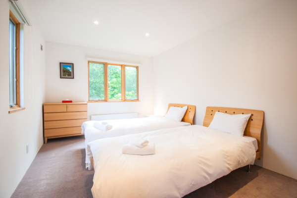 The Chalets at Country Resort Hangetsu Bedroom with Twin Beds | West Hirafu