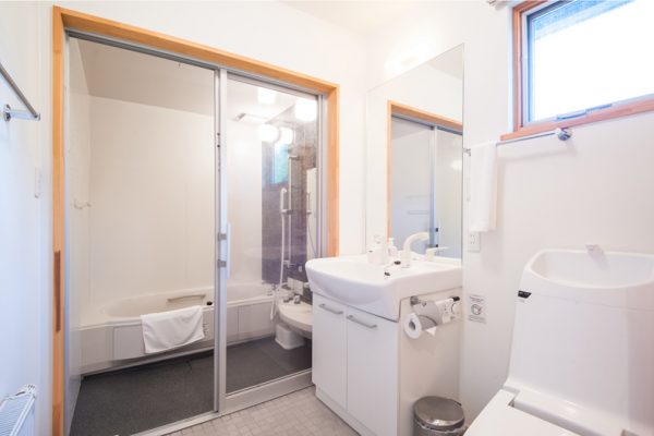 The Chalets at Country Resort Hangetsu Bathroom with Bathtub | West Hirafu