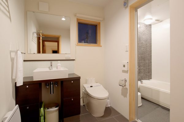 The Chalets at Country Resort Notoro Bathroom with Bathtub | West Hirafu