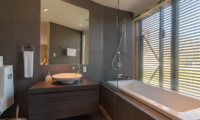 Kawasemi Residence En-Suite Bathroom with Bathtub | Lower Hirafu