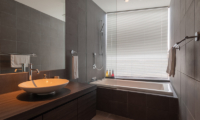 Kawasemi Residence En-Suite Bathroom | Lower Hirafu