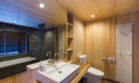 Gresystone Bathroom with Bathtub and Mirror | Lower Hirafu