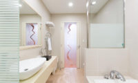 M Hotel Suite Bathroom | Middle Hirafu