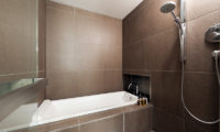 Setsugetsu Terrace Bathroom with Shower | Middle Hirafu