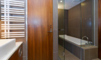 Setsugetsu Terrace Bathroom with Bathtub | Middle Hirafu