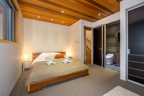 Phoenix Cocoon Bedroom and En-Suite Bathroom | Lower Wadano