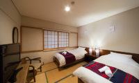 Luna Hotel Twin Bedroom with TV | Upper Wadano