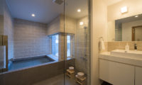 Chalet Luma Bathroom with Bathtub | West Hirafu