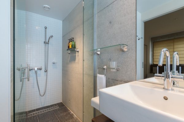 Kitanishi Two Bathroom with Shower | Middle Hirafu