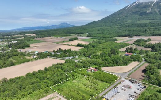 Makkari House & Barn with 2.1ha of Land
