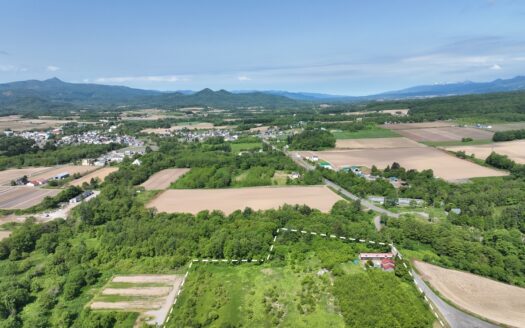 Makkari House & Barn with 2.1ha of Land