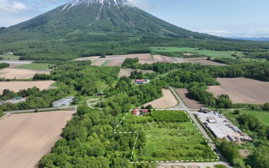 Makkari House & Barn with Land (circa 5,100sqm)