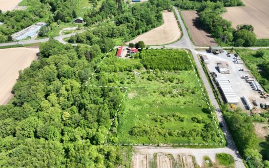 Makkari House & Barn with 2.1ha of Land