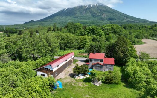 Makkari House & Barn with Land (circa 5,100sqm)