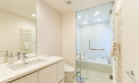 Forest Estate Bathroom with Bathtub | Middle Hirafu