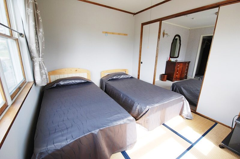 Ramat Niseko Twin Bedrooms with Mirror | East Hirafu