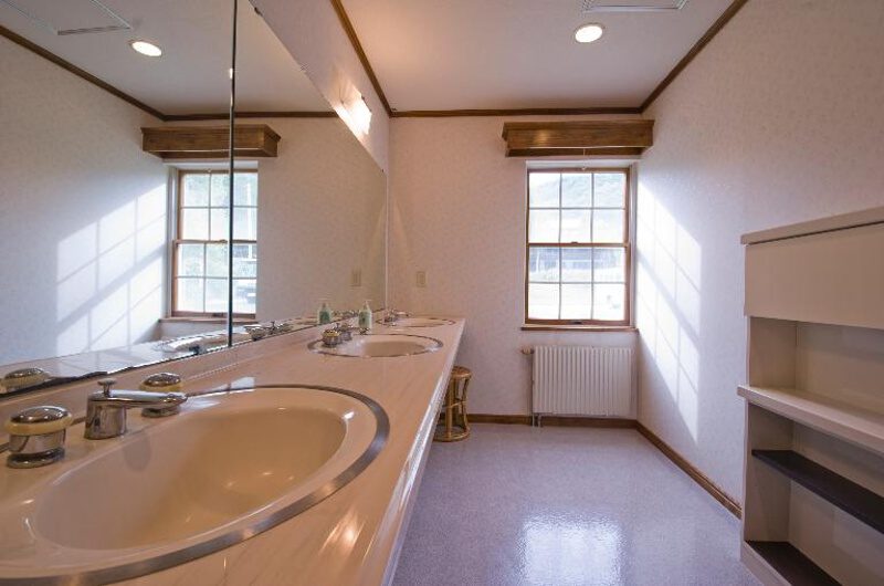 Snowgum Lodge Common Bathroom | East Hirafu