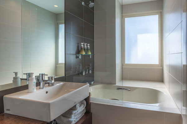 The Freshwater One Bedroom Apartment Bathroom with Bathtub | Middle Hirafu