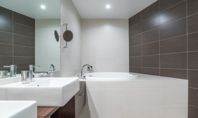 The Freshwater Two Bedroom Apartment Penthouse Panorama Bathroom with Bathtub | Middle Hirafu