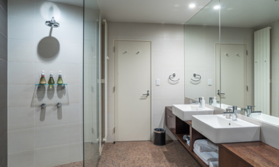 The Freshwater Two Bedroom Apartment Penthouse Panorama Bathroom | Middle Hirafu