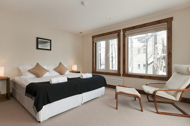 Ishi Couloir Ishi Couloir C Bedroom with Window and Seating Area | East Hirafu