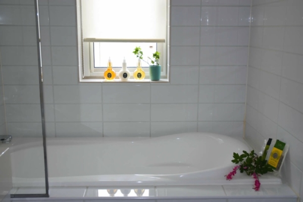 Seizan Bathtub with Window | Middle Hirafu
