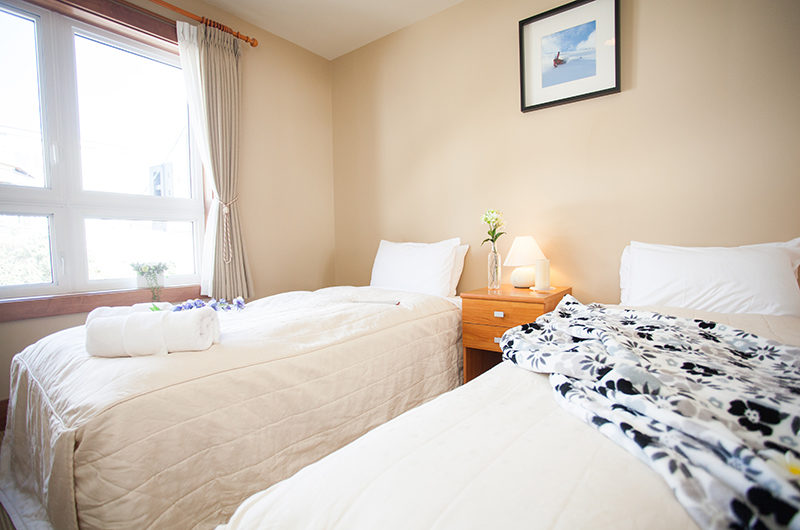 Niseko Alpine Apartments Bedroom with Twin Beds | Upper Hirafu Village