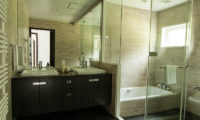Casa La Mont Bathroom with Bathtub | Annupuri