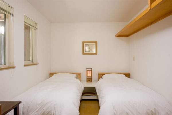Chalet Murasaki Twin Bedroom with Window | Upper Hirafu