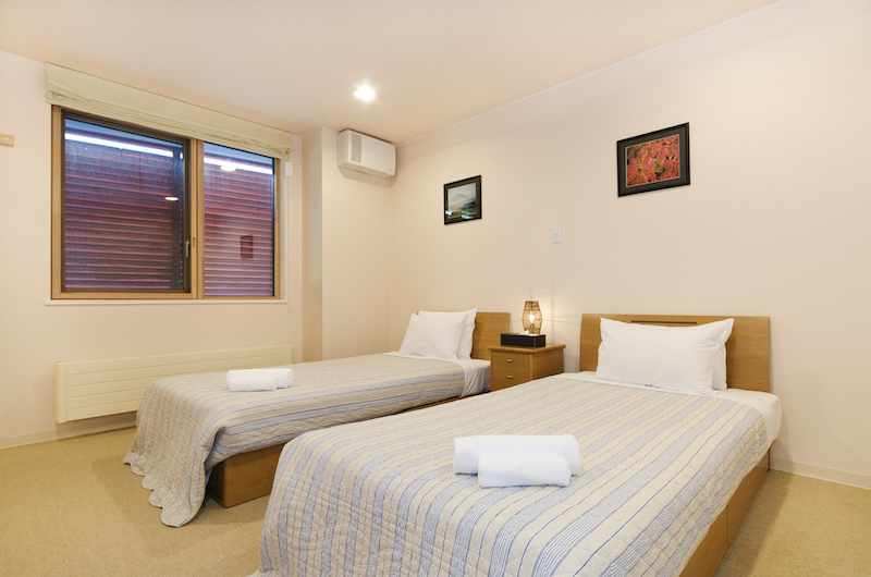 Gondola Chalets Five Bedroom Apartment Bedroom with Twin Beds | Upper Hirafu