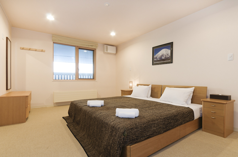 Gondola Chalets Five Bedroom Apartment Bedroom | Upper Hirafu