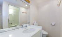 Gondola Chalets Five Bedroom Apartment Bathroom | Upper Hirafu