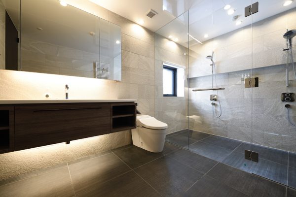 Jun Spacious En-Suite Bathroom | Lower Hirafu