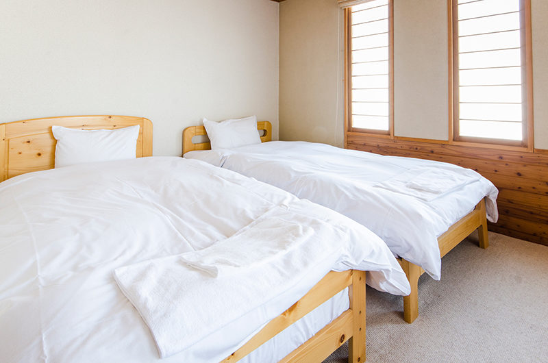 Jurin Cottage Twin Bedroom with Carpet | East Hirafu