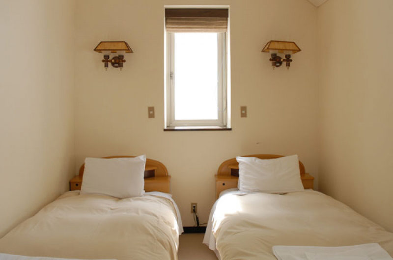 Jurin Cottage Bedroom with Twin Beds | East Hirafu