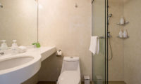 M Hotel Bathroom with Shower | Middle Hirafu