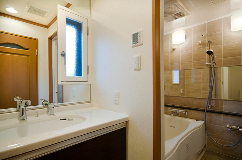 Mountainside Palace En-Suite Bathroom | Upper Hirafu