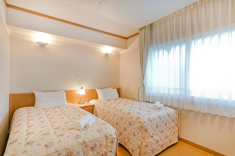 Mountainside Palace Bedroom with Twin Beds | Upper Hirafu