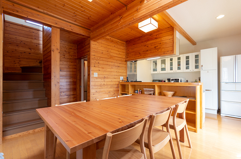 Powder Cottage Kitchen and Dining Area with Wooden Floor | Middle Hirafu Village