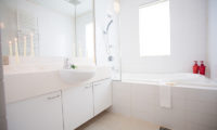 Itoku En-Suite Bathroom with Bathtub | Middle Hirafu