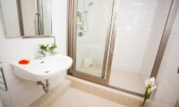Itoku Bathroom with Shower | Middle Hirafu