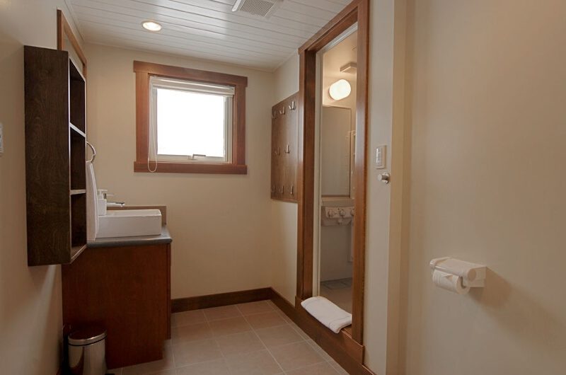 The Lodge Bathroom | Upper Hirafu