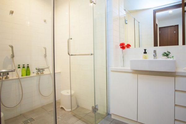 Toshokan Townhouses Bathroom with Shower | Middle Hirafu