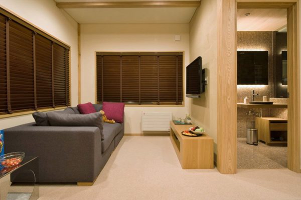 Tsubaki Bunk Room Lounge Area with TV | Lower Hirafu