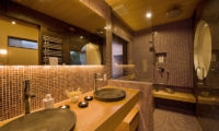 Tsubaki En-Suite His and Hers Bathroom | Lower Hirafu
