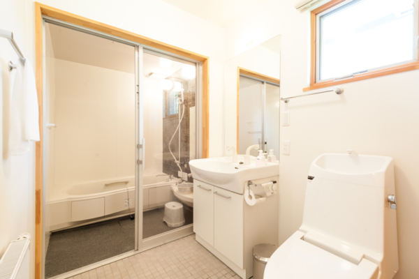 The Chalets at Country Resort Shiribetsu Bathroom with Bathtub | West Hirafu