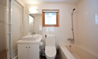 Avalon Bathroom with Bathtub | Lower Hirafu Village